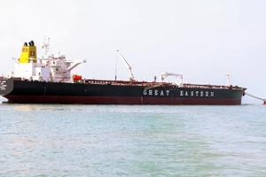 Tàu chở dầu thô cập cảng Mundra, Ấn Độ ngày 18/3/2026, sau khi di chuyển qua eo biển Hormuz. Ảnh: ANI/TTXVN