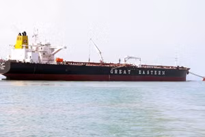 Tàu chở dầu thô cập cảng Mundra, Ấn Độ ngày 18/3/2026, sau khi di chuyển qua eo biển Hormuz. Ảnh: ANI/TTXVN