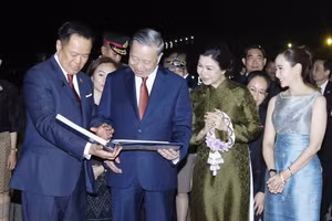 Thủ tướng Thái Lan Anutin Charnvirakul và Phu nhân trân trọng tặng Tổng Bí thư, Chủ tịch nước Tô Lâm và Phu nhân cuốn album ảnh những hoạt động của Tổng Bí thư, Chủ tịch nước và Phu nhân trong chuyến thăm chính thức Thái Lan. Ảnh: TTXVN