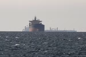 Tàu thuyền vận chuyển trên eo biển Hormuz. (Ảnh: THX/TTXVN)