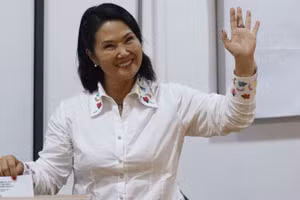 Bà Keiko Fujimori bỏ phiếu trong cuộc bầu cử tổng thống tại Lima, Peru ngày 7/6/2026. Ảnh: THX/TTXVN