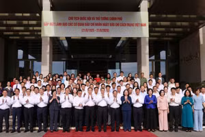 Thủ tướng chính phủ Lê Minh Hưng và Chủ tịch Quốc hội Trần Thanh Mẫn chụp ảnh cùng các đại biểu. (Ảnh: DUY LINH)