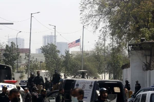 Lực lượng thực thi pháp luật được triển khai bên ngoài Lãnh sự quán Mỹ tại Karachi, Pakistan, ngày 1/3/2026. Ảnh: THX/TTXVN