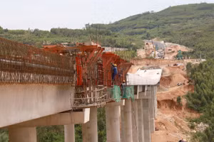 Công nhân làm việc trên cao nên cần có biện pháp đảm bảo an toàn lao động. Ảnh: TTXVN