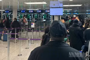 Xếp hàng chờ nhập cảnh tại sân bay Charles de Gaulle (pháp). Ảnh: Nhân Dân