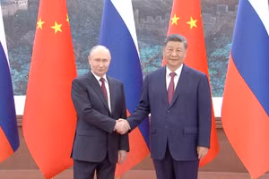 Chủ tịch Trung Quốc Tập Cận Bình (phải) hội đàm với Tổng thống Nga Vladimir Putin. (Ảnh: CCTV)