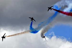 Trình diễn máy bay tại Triển lãm hàng không Paris (Ảnh: AA)