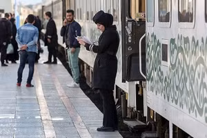 Người dân chờ tàu ở Tehran, Iran. (Ảnh: Tasnim)