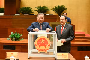 Tổng Bí thư Tô Lâm và Chủ tịch Quốc hội khóa XV Trần Thanh Mẫn bỏ phiếu bầu Chủ tịch Quốc hội khóa XVI sáng 6/4. (Ảnh: DUY LINH)