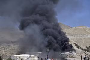 Khói bốc lên từ kho chứa nhiên liệu ở Tehran, Iran sau cuộc tấn công của Israel. Ảnh: Kyodo/TTXVN