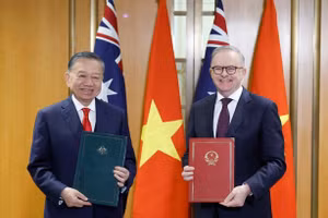 Tổng Bí thư, Chủ tịch nước Tô Lâm và Thủ tướng Australia Anthony Albanese trao Tuyên bố chung. (Ảnh: TTXVN)