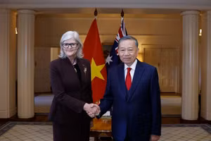 Tổng Bí thư, Chủ tịch nước Tô Lâm và Toàn quyền Australia Sam Mostyn tại Lễ đón. ̣(Ảnh: TTXVN)