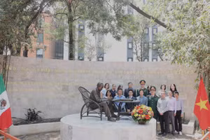 Đông đảo cán bộ Đại sứ quán Việt Nam tại Mexico và đại diện các cơ quan bên cạnh dâng hoa tại Tượng đài Chủ tịch Hồ Chí Minh tại thủ đô Mexico City. Ảnh: TTXVN 