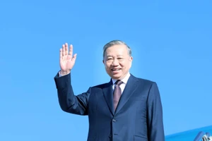 Tổng Bí thư Tô Lâm rời sân bay Andrews. (Ảnh: Thống Nhất/TTXVN)