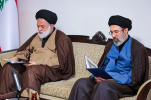 Giáo chủ Iran Mojtaba Khamenei (phải), con trai thứ hai của cố Đại giáo chủ Ayatollah Ali Khamenei. Ảnh: Anadolu Agency/TTXVN