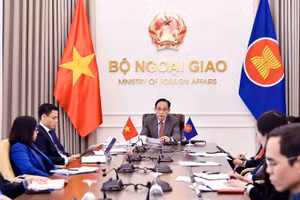 Đồng chí Lê Hoài Trung, Ủy viên Bộ Chính trị, Bộ trưởng Ngoại giao phát biểu trực tuyến tại Hội nghị Bộ trưởng Ngoại giao ASEAN đặc biệt về tình hình Trung Đông. (Ảnh: An Đăng/TTXVN)