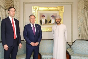 Ngoại trưởng Oman Badr bin Hamad al-Busaidi (phải) và Đặc phái viên của Tổng thống Mỹ Donald Trump, ông Steve Witkoff (giữa), cùng ông Jared Kushner, con rể của Tổng thống Mỹ Donald Trump, tại cuộc gặp ở Muscat, Oman, ngày 6/2/2026. (Nguồn: THX/TTXVN)