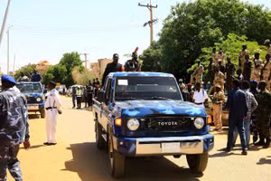 Cảnh sát có vũ trang làm nhiệm vụ tại khu vực do Lực lượng quân đội Sudan kiểm soát ở Omdurman, Khartoum. Ảnh: THX/TTXVN