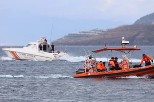 Một vụ lật thuyền chở người di cư ở ngoài khơi Thổ Nhĩ Kỳ. (Ảnh: Anadolu/TTXVN)