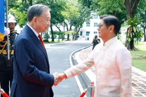 Tổng thống Philippines Ferdinand Romualdez Marcos Jr. đón Tổng Bí thư, Chủ tịch nước Tô Lâm. (Ảnh: TTXVN)