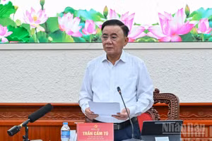 Đồng chí Trần Cẩm Tú, Ủy viên Bộ Chính trị, Thường trực Ban Bí thư ký ban hành Chỉ thị số 11-CT/TW ngày 20/7/2026 của Bộ Chính trị. (Ảnh: DUY LINH) 