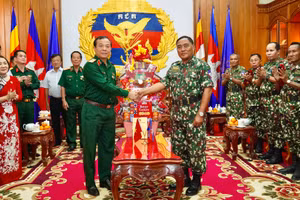 Thiếu tướng Vũ Văn Điền thăm chúc Tết tại Bộ Tư lệnh Đặc công, Quân đội Hoàng gia Campuchia. (Ảnh: NGUYÊN PHÚ)