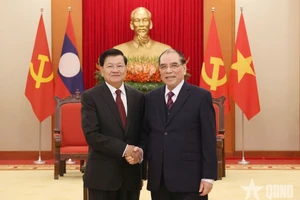 Tổng Bí thư Ban Chấp hành Trung ương Đảng Nhân dân Cách mạng Lào, Chủ tịch nước Cộng hòa Dân chủ Nhân dân Lào Thongloun Sisoulith đã thăm nguyên Tổng Bí thư Ban Chấp hành Trung ương Đảng Cộng sản Việt Nam Nông Đức Mạnh. Ảnh: QĐND