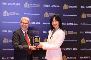 Đại diện Masterise Homes nhận cúp vinh danh tại hạng mục Developer of the Year - Vietnam 2026. (Ảnh: Real Estate Asia Awards 2026)