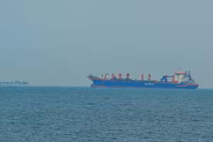 Tàu thương mại neo ngoài khơi Dubai, Các tiểu vương quốc Arab thống nhất, khi hoạt động hàng hải bị gián đoạn tại eo biển Hormuz, ngày 2/3/2026. Ảnh: AA/TTXVN