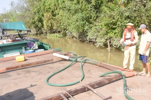 Lực lượng Công an tiến hành kiểm tra phương tiện có dấu hiệu vi phạm.