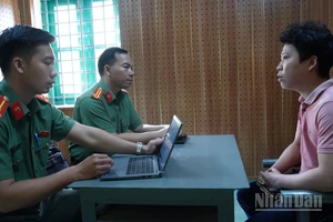 Cơ quan Cảnh sát điều tra Công an tỉnh Đồng Tháp làm việc với đối tượng Lê Thành An. (Ảnh: DUY PHƯƠNG)