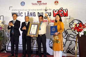 Tác giả Phạm Hồng Điệp (đứng giữa) tại lễ ra mắt sách và xác nhận kỷ lục.