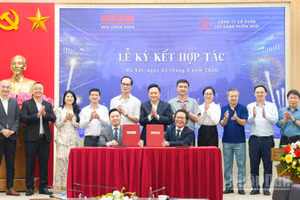 Ký kết hợp tác giữa Báo Nhân Dân và Công ty cổ phần Tập đoàn Thiên Khôi. (Ảnh: Tiến Đạt)