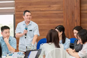 Các học viên trao đổi tại khóa học. (Ảnh: BTC)