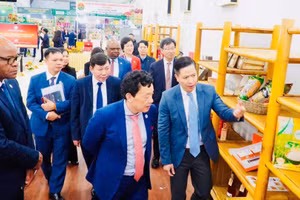 Ông Khuất Đông Ngọc, Tổng Giám đốc FAO thăm Khu triển lãm trưng bày nông sản của Trung tâm Xúc tiến thương mại nông nghiệp năm 2025. (Ảnh: Agritrade)