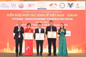 Tri ân các doanh nghiệp, nhà tài trợ tại lễ kỷ niệm 10 năm Diễn đàn hợp tác kinh tế Việt Nam-ASEAN 2026. (Ảnh: BTC)