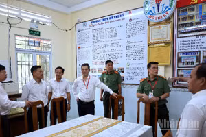 Thứ trưởng Giáo dục và Đào tạo Lê Quân (thứ 2 từ trái qua) kiểm tra công tác chuẩn bị cho kỳ thi tốt nghiệp trung học phổ thông năm 2026 tại Cà Mau. 