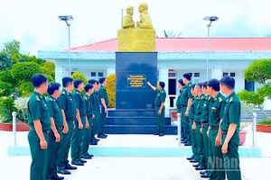 Đồn Biên phòng Gành Hào (tỉnh Cà Mau) tổ chức sinh hoạt chính trị, ôn lại truyền thống 51 năm tại Khu tượng đài "Bác Hồ với chiến sĩ Biên phòng". 