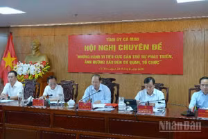 Các đồng chí Thường trực Tỉnh ủy Cà Mau chủ trì hội nghị chuyên đề về công tác phòng, chống tiêu cực.