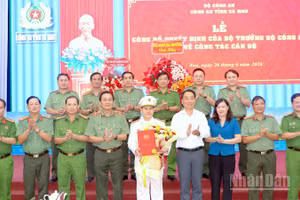 Chủ tịch Ủy ban nhân dân tỉnh Cà Mau Lữ Quang Ngời (thứ 4 từ phải qua, hàng đầu tiên), và các đồng chí lãnh đạo Công an tỉnh Cà Mau, Công an thành phố Đồng Nai chụp ảnh lưu niệm với Đại tá Lê Mạnh Hùng.