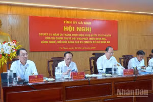 Các đồng chí Thường trực Tỉnh ủy Cà Mau chủ trì hội nghị.