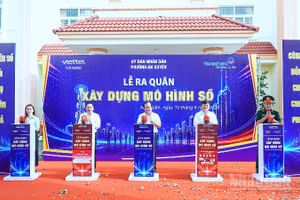 Lãnh đạo tỉnh Cà Mau và các đại biểu thực hiện nghi thức phát động ra quân xây dựng mô hình số tại phường An Xuyên.