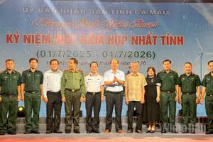 Ban tổ chức cùng các đại biểu, lãnh đạo tỉnh Cà Mau và các tướng lĩnh lực lượng vũ trang chụp ảnh lưu niệm trên sân khấu chương trình nghệ thuật kỷ niệm một năm hợp nhất tỉnh.