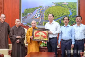 Bí thư Tỉnh ủy Cà Mau Nguyễn Hồ Hải (thứ 3 từ phải qua) nhận quà lưu niệm từ Hòa thượng Thích Thiện Nhơn, Chủ tịch Hội đồng Trị sự Giáo hội Phật giáo Việt Nam.
