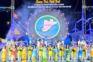 Chương trình nghệ thuật kỷ niệm 1 năm thực hiện hợp nhất tỉnh Cà Mau vào tối 30/6.