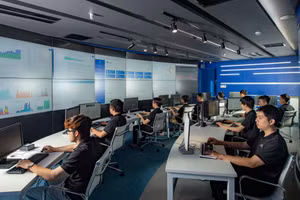 Những máy chủ vận hành liên tục, ở phía sau là thông tin của hàng triệu con người luôn cần được bảo vệ. Ảnh: CMC Data Center