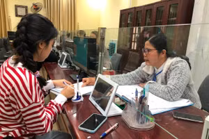Cán bộ Trung tâm Phục vụ hành chính công xã Lương Bằng hướng dẫn người dân làm thủ tục hành chính.