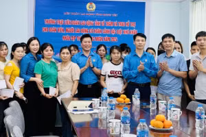 Tổng Liên đoàn Lao động Việt Nam đã đến thăm, tặng quà cho đoàn viên công đoàn, người lao động có hoàn cảnh khó khăn tại Công ty TNHH Foremart Việt Nam (xã Ân Thi) và Công ty TNHH May Phú Sinh (xã Hồng Quang).