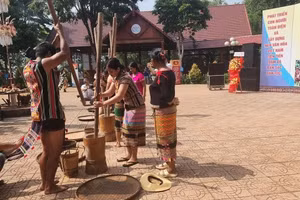 Tái hiện hoạt động giã gạo ở Di tích Sóc Bom Bo. Ảnh: Văn Năm