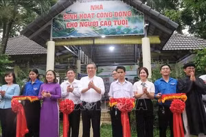 Lãnh đạo Thành ủy Thành phố Hồ Chí Minh và phường Bình Phú cắt băng khánh thành Nhà sinh hoạt cộng đồng cho người cao tuổi. 